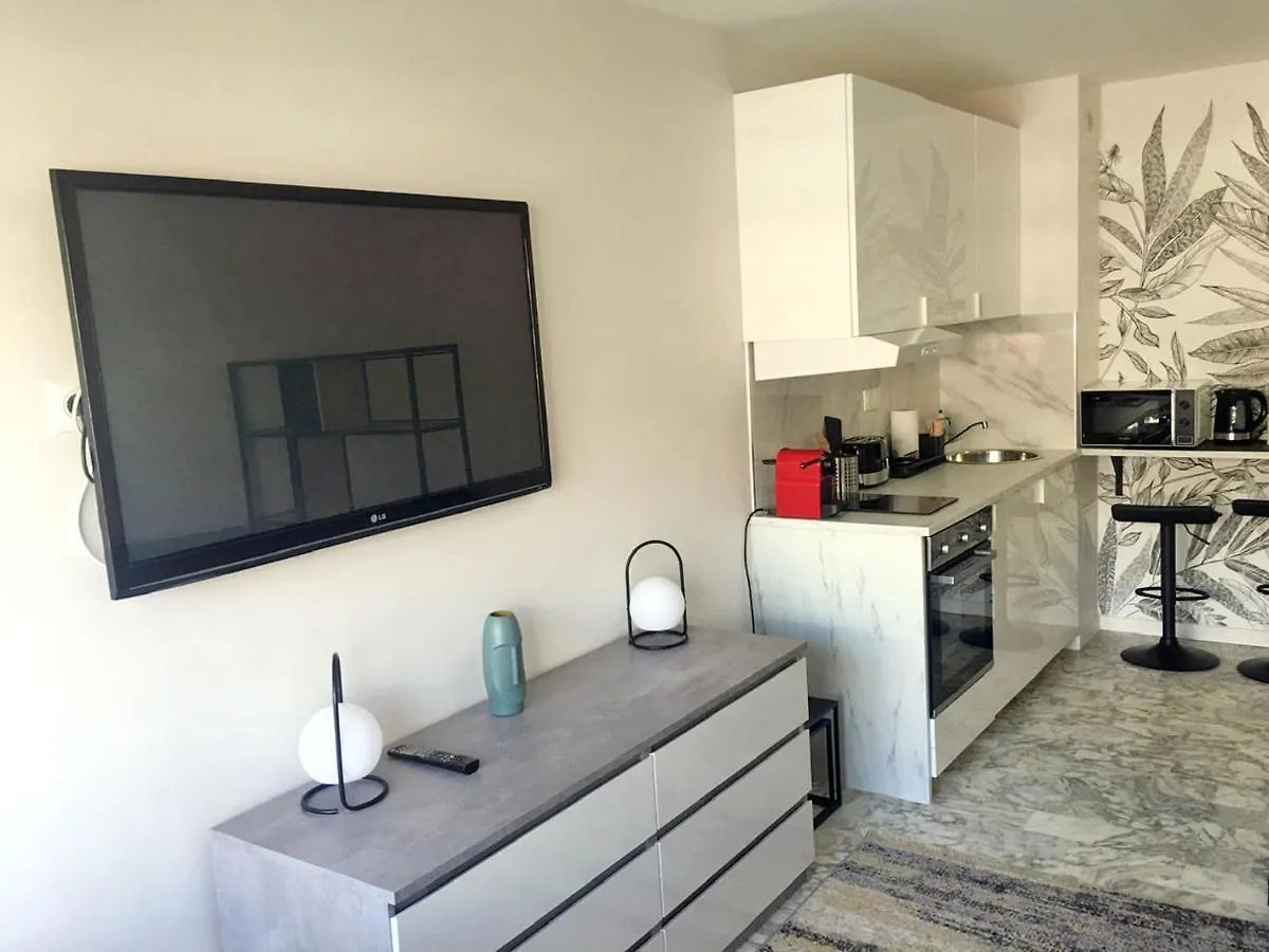 Beachfront Studio On Promenade Des Anglais Nice